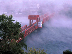 肱川あらしと長浜大橋の画像