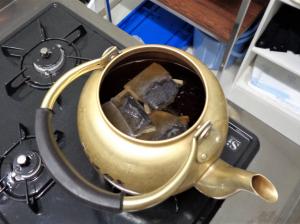 ドングリコーヒーは水から煮出します。