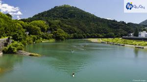 2022年大洲市カレンダーの写真（8月）肱川のカヌーと冨士山