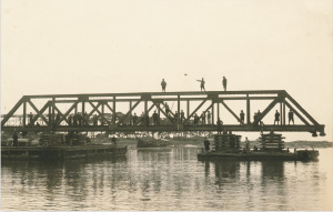台船による橋桁の移送