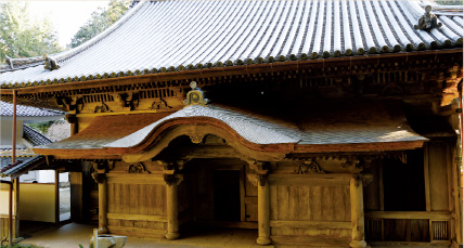 Kokerafuki of the Geya Roof (Shingled Roof) in the Back