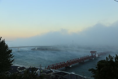 沖浦地区側から見た肱川あらしと長浜大橋の画像