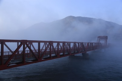 長浜側から見た肱川あらしと長浜大橋の画像