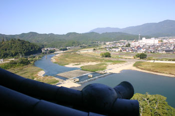 大洲城内から清流肱川を臨む写真です