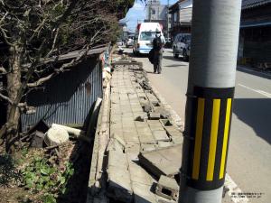 地震によるブロック塀倒壊の様子