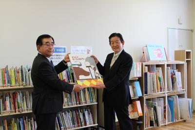 仙味エキス図書寄贈