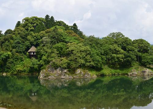 対岸から見た臥龍山荘