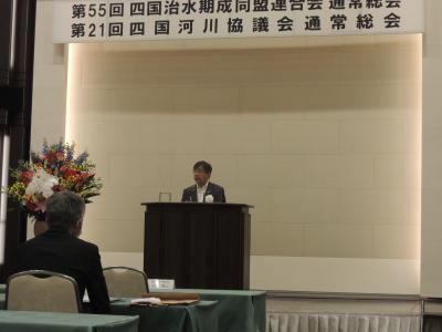 総会で挨拶する二宮市長