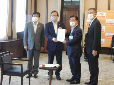田中副知事へ要望書を手渡す二宮市長