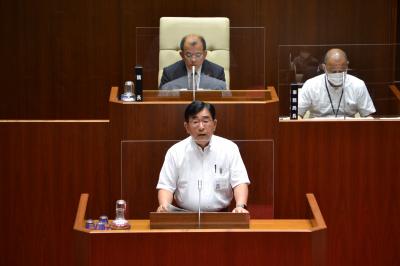 提案理由の説明を行う二宮市長