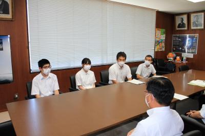各選手より出場報告を受ける二宮市長