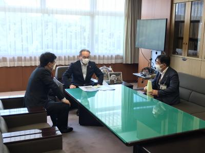要望内容の説明を行う二宮市長