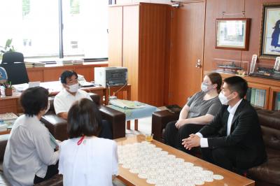 ALTと思い出について話す二宮市長