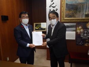 市長が答申を受け取りました