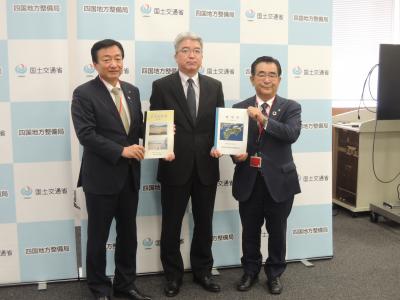 要望書を手渡す二宮市長