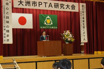 あいさつする二宮市長