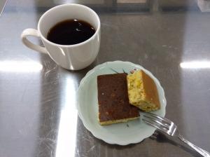 出来上がったパンケーキとドングリコーヒーです。