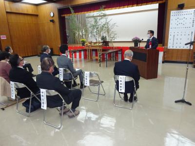 あいさつする市長