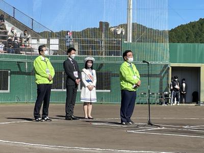 あいさつする市長
