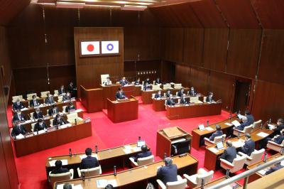 提案理由について説明する市長