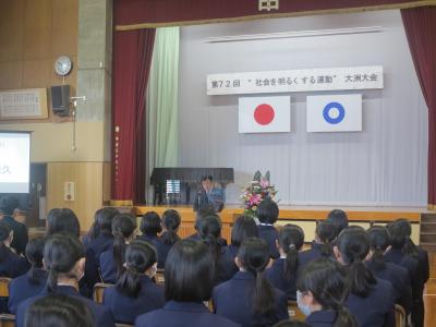 あいさつする二宮市長