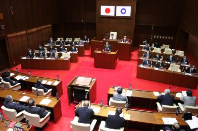 あいさつする二宮市長