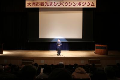 あいさつする二宮市長