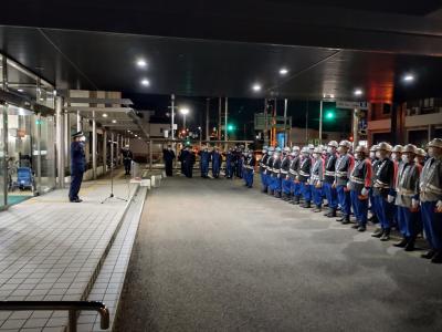 敬礼する二宮市長