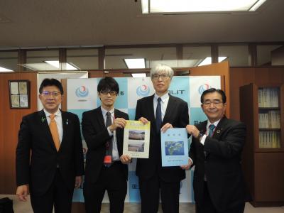 藤井直樹事務次官に要望書を提出する二宮市長
