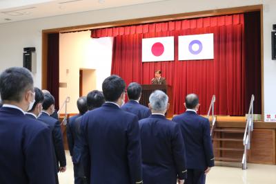 職員への訓示を行う二宮市長