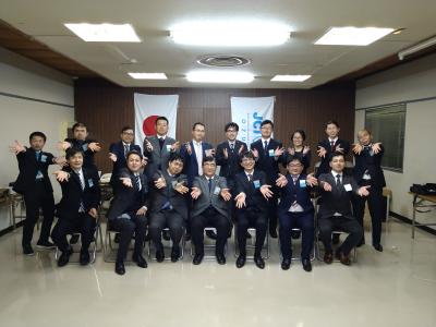 記念撮影する二宮市長とみなさん