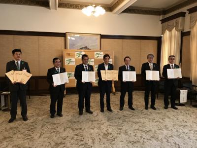 記念撮影する二宮市長