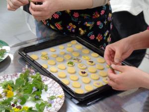 クッキーの飾りつけ。ただ葉っぱや花を飾るだけで可愛くなります。