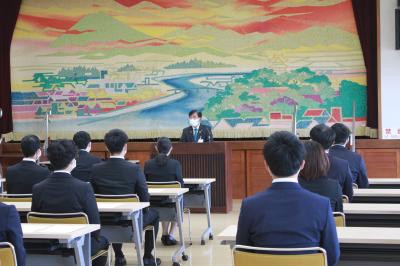 新規採用職員に訓示を行う二宮市長