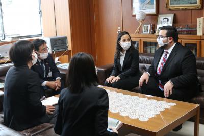 ALTと歓談する二宮市長