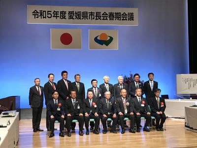 記念撮影する二宮市長