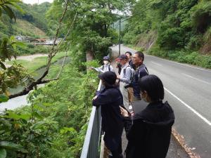 野草観察会の様子。