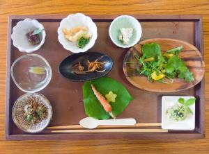 薬草料理。生で野草をいただくのは、シカが多い肱川では難しいですね…。