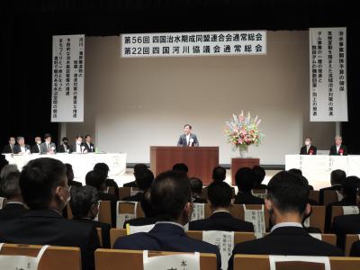 あいさつする二宮市長