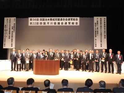 決議報告の様子