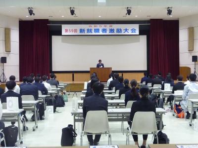 あいさつする二宮市長