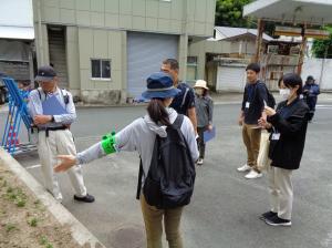 ５月の観察会では、遠くからでも目立つように指導員の腕章をつけていました。