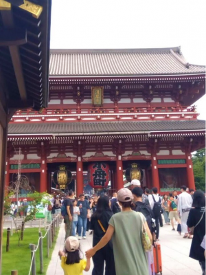 浅草寺は人、人、人でいっぱいでした。