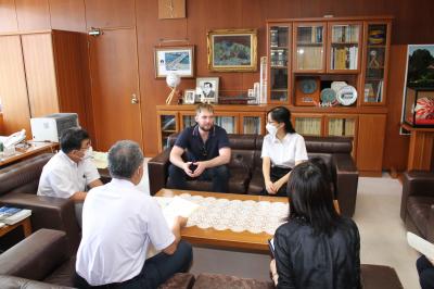 大洲市での思い出を語るケリーさんとジョーダンさん