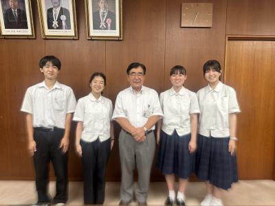大洲高等学校の生徒のみなさんと二宮市長