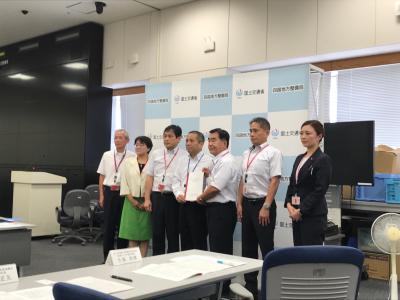 要望書を手渡す二宮市長