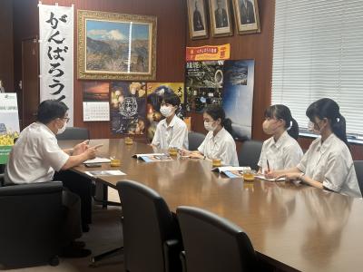 インタビューを受ける二宮市長