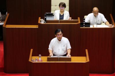 提案理由について説明を行う二宮市長