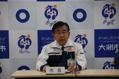 鎮火までの経緯を説明をする二宮市長