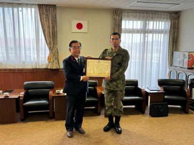 感謝状を贈呈する二宮市長